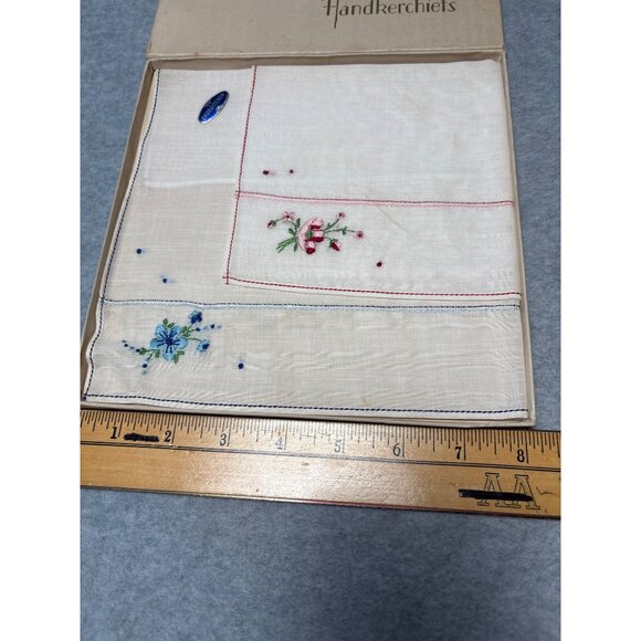 Vintage Embroidered Handkerchief Set with Floral Designs Original Box 1950s - Picture 4 of 7